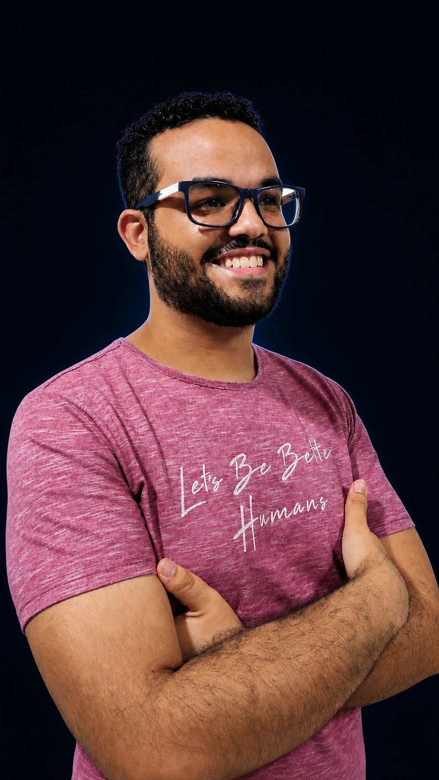 Fundador da AGIR Games sorrindo, com oculos e os bracos cruzados.
